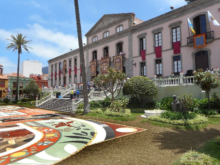 Rathaus von La Orotava. Der Vorplatz wird alljährlich zu Fronleichnam mit einem Sandbild aus Teide-Lava geziert.